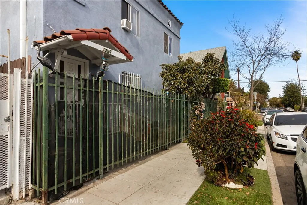 1557 S Hobart Boulevard, Los Angeles, California 90006 home-pic-24
